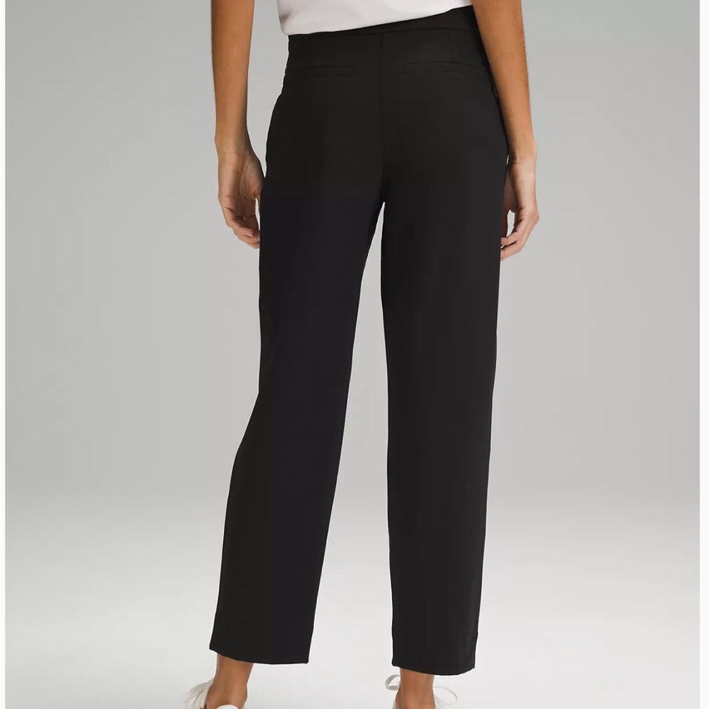 Lululemon navy Tapered-Leg Mid-Rise sweatpants.